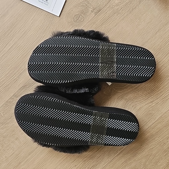 Skin Whitely Plush Slide in Black Size Small 35-37 - Picture 6 of 6